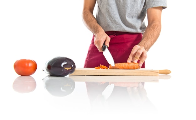 Mâini care pregătesc un fel de mâncare