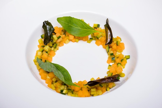 Farfurie artistică cu mâncare colorată